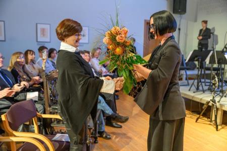 Deklica s piščalko-23